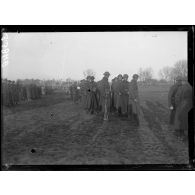 Soissons (Aisne). Automobilistes américains attendant une prise d'armes. [légende d'origine]