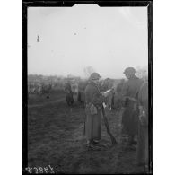 Soissons (Aisne). Automobilistes américains attendant une prise d'armes. [légende d'origine]