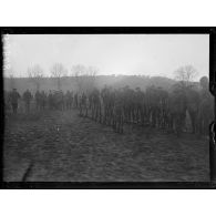Soissons (Aisne). Automobilistes américains attendant une prise d'armes. [légende d'origine]