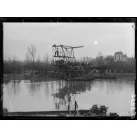 Soissons (Aisne). Construction d'un pont sur l'Aisne, vue générale des travaux. [légende d'origine]