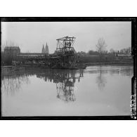 Soissons (Aisne). Construction d'un pont sur l'Aisne, vue générale des travaux, dans le fond le clocher de l'abbaye de Saint-Jean-des-Vignes. [légende d'origine]