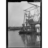Soissons (Aisne). Construction d'un pont sur l'Aisne. Mise en place d'un pilotis, 2e phase. [légende d'origine]