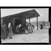 Villers-Cotterêts (Aisne). Scottish Women's Hospital. Arrivée de blessés. [légende d'origine]