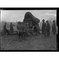 Mercin (Aisne). Arrivée d'un contingent américain. Débarquement du matériel. [légende d'origine]