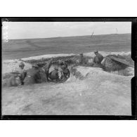 Serches (Aisne). Batterie de crapouillots américains. Le chargement. [légende d'origine]