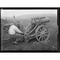 Mercin-Pommiers (Aisne). Le parc des trophées. Nettoyage du matériel pris aux allemands. [légende d'origine]