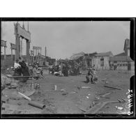 Crépy-en-Valois (Oise). Bombardement de la gare par avions. Le cantonnement des permissionnaires (des évacués attendent l'arrivée du train). [légende d'origine]
