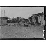 Crépy-en-Valois (Oise). Bombardement de la gare par avions. Un coin du parc des permissionnaires. [légende d'origine]