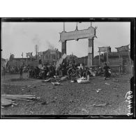 Crépy-en-Valois (Oise). Bombardement de la gare par avions. Evacués attendant le train. [légende d'origine]