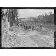 Longpont (Aisne). Les prisonniers relevant les blessés. [légende d'origine]
