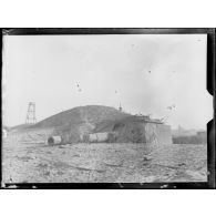 Knocke, Belgique. Une pièce de 305 de marine de la batterie Kaiser Wihlelm. [légende d'origine]