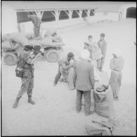 Un cameraman du SCA d'Alger filme la population civile dans la casbah de Constantine.