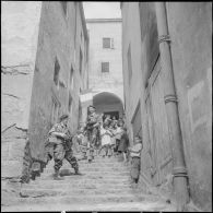 Des reporters du SCA d'Alger sont accompagnés par des enfants, dans la casbah de Constantine.