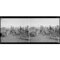 Dombasle (17-3-16). Les approvisionnements de munitions pour le front Malencourt-Montzéville. [légende d'origine]