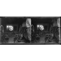 (Bois des Hauts-Bâtis). (Marne). Canon de 75 sous abri. 29-4-16. [légende d'origine]