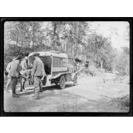 (Bois le Prêtre) (Meuthe et Moselle). (Lieu dit "Le mouchoir"). Chargement de blessés par l'ambulance américaine. [légende d'origine]