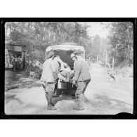 (Bois le Prêtre) (Meuthe et Moselle). (Lieu dit "Le mouchoir"). Chargement de blessés par l'ambulance américaine. [légende d'origine]