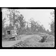 (Tranchée de Calonne). Voiture de l'ambulance américaine. [légende d'origine]