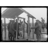 (Mikra). Prisonniers bulgares pesant de la viande. [légende d'origine]