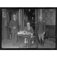 Salonique. 10 octobre 16. De gauche à droite. L'amiral Condouriotis. Monsieur Vénizélos. Le général Danglis. [légende d'origine]