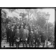 Salonique. Groupe du gouvernement provisoire entouré des officiers, marins et députés vénizélistes. Au premier plan de gauche à droite, l'amiral Condouriotis, monsieur Vénizélos et le général Danglis. [légende d'origine]
