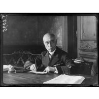 Salonique. 12-10-16. L'amiral Condouriotis à son bureau. [légende d'origine]