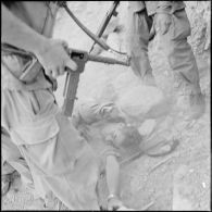 Au sol, un combattant de l'ALN est mort.