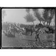 (Près Klestina). Vers Monastir. Poste de TSF se rendant au front. [légende d'origine]