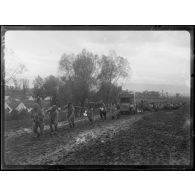 (Neokazi). Voiture ambulance en panne, remorquée par les ambulanciers. [légende d'origine]