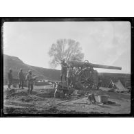 (Près de la Tchema). Canon français de 155 long. [légende d'origine]