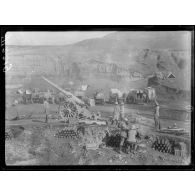 (Près de la Tchema). Canon français de 155 long. [légende d'origine]