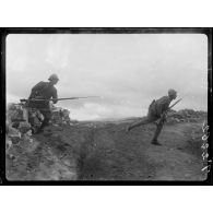 (Vallée de la Cerna). Une sortie de tranchée. [légende d'origine]