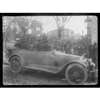 Salonique. L'amiral Koundouriotis sortant de la messe dite à Sainte-Sophie en l'honneur des victimes d'Athènes. [légende d'origine]