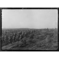 Route de Kara Sinanci (ouest du Vardar). Soldats grecs allant aux premières lignes. [légende d'origine]