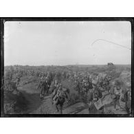 Route de Kara Sinanci (ouest du Vardar). Soldats grecs du gouvernement provisoire allant aux premières lignes. [légende d'origine]