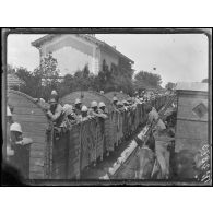 Velestino (Thessalie). En gare. Train de troupes passant en gare. [légende d'origine]