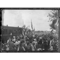 Guerli. La foule accueille le général Sarrail. [légende d'origine]