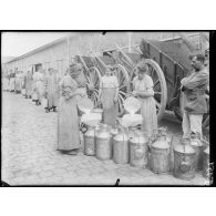 Parc de l'usine de produits chimiques de Croissy. Le lait est apporté pour être mis dans les pots. [légende d'origine]