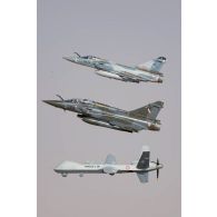 Patrouille aérienne mixte conduite par deux Mirage 2000C et 2000D de l'escadron de chasse 1/3 Navarre escortant un drone Reaper de l'escadron de drones 1/33 Belfort au-dessus du Sahel.