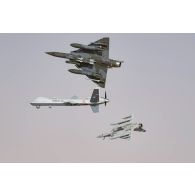 Patrouille aérienne mixte conduite par deux Mirage 2000C et 2000D de l'escadron de chasse 1/3 Navarre escortant un drone Reaper de l'escadron de drones 1/33 Belfort au-dessus du Sahel.