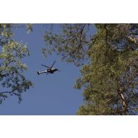 Passage d'un hélicoptère britannique au-dessus de Tapa, en Estonie.