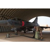 Un armurier de l'escadron de chasse 1/3 Navarre conditionne des munitions de canon 2000DEFA 554 monté sur Mirage 2000C, lors d'une visite technique sur la BAP 101 (base aérienne projetée) de Niamey.