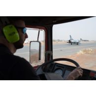 Permanence des pompiers de l'Air lors d'une manoeuvre aérienne des Mirage 2000C et 2000D sur la BAP 101 (base aérienne projetée) de Niamey.
