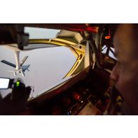 Ravitaillement d'un Mirage 2000C de l'escadron de chasse 2/5 Ile-de-France par un Boeing C-135 FR Stratotanker, lors d'une manoeuvre aérienne au-dessus du Mali.