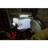 Ravitaillement d'un Mirage 2000D de l'escadron de chasse 1/3 Navarre par un Boeing C-135 FR Stratotanker, lors d'une manoeuvre aérienne au-dessus du Mali.