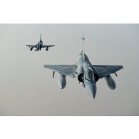 Mirage 2000C de l'escadron de chasse 2/5 Ile-de-France et Mirage 2000D de l'escadron de chasse 1/3 Navarre en vol lors d'une manoeuvre aérienne au-dessus du Mali.