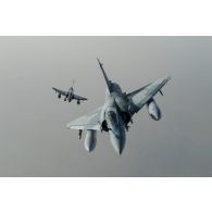 Mirage 2000C de l'escadron de chasse 2/5 Ile-de-France et Mirage 2000D de l'escadron de chasse 1/3 Navarre en vol lors d'une manoeuvre aérienne au-dessus du Mali.