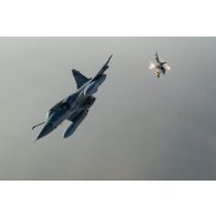 Mirage 2000C de l'escadron de chasse 2/5 Ile-de-France et Mirage 2000D de l'escadron de chasse 1/3 Navarre en vol lors d'une manoeuvre aérienne au-dessus du Mali.