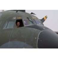 Portrait de pilotes et de personnels navigants à bord du cockpit d'un Transall C-160 de l'escadron de transport 2/64 Anjou affecté au GTO sur la BAP 101 de Niamey.