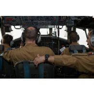 Portrait de pilotes et de personnels navigants à bord du cockpit d'un Transall C-160 de l'escadron de transport 2/64 Anjou affecté au GTO sur la BAP 101 de Niamey.